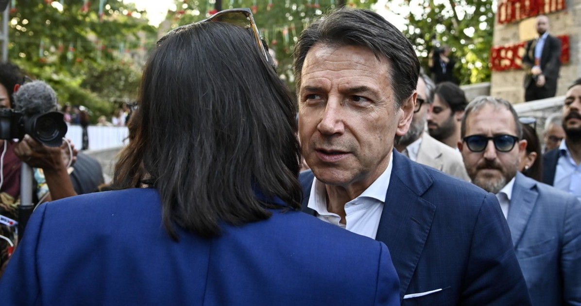 Giuseppe Conte "flirta" coi rivali di Elly Schlein: verso la rottura Giuseppe Conte "flirta" coi rivali di Elly Schlein: verso la rottura
