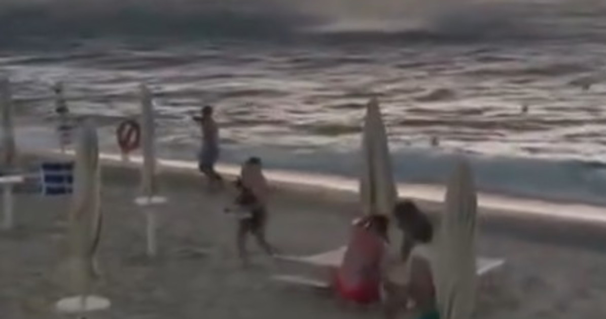 tropea tromba d aria in spiaggia terrore tra i bagnanti