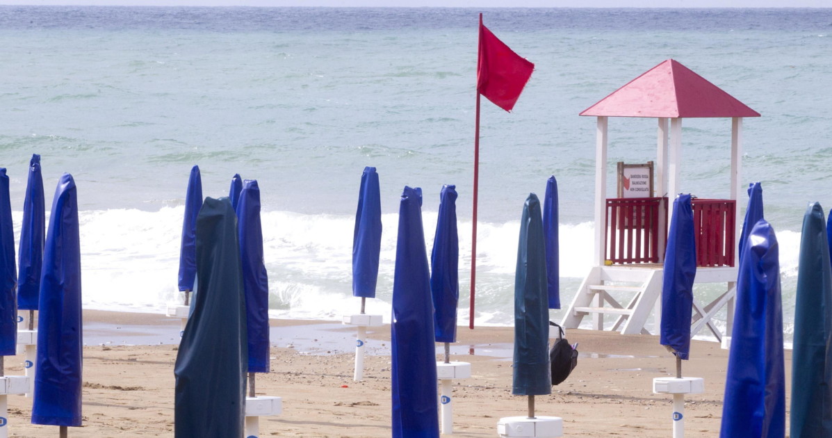 salerno si tuffa in mare morte atroce davanti a moglie e figlio