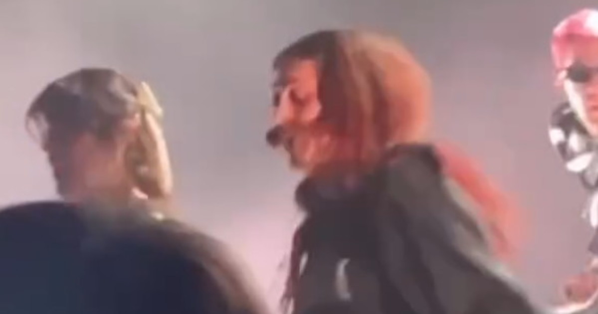 rebecca baby palpeggiata durante un concerto finisce in topless
