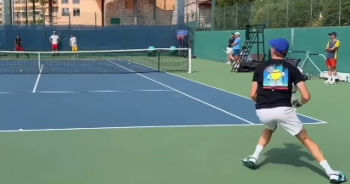 Jannik Sinner, allenamento massacrante: alla fine... com Jannik Sinner, allenamento massacrante: alla fine... com