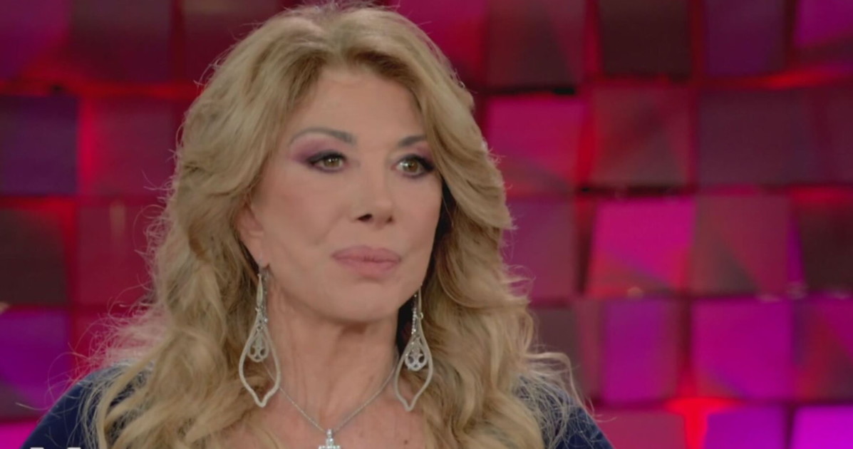Gabriella Carlucci esalta Giorgia Meloni: "Sì per favore!", sinistra a pezzi