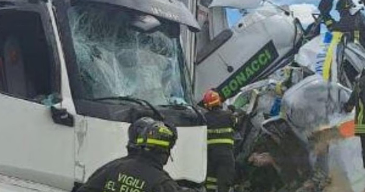 a1 tir salta la corsia e si schianta su un ambulanza ecatombe in autostrada