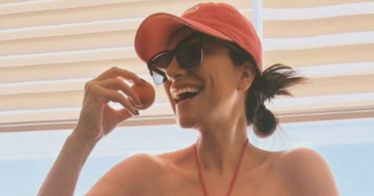laura pausini una clamorosa foto in bikini i fan impazziscono