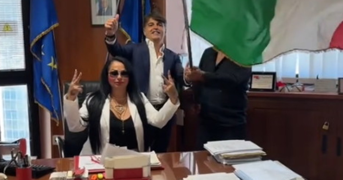 rita de crescenzo sceneggiata in regione il video grillini rovinati