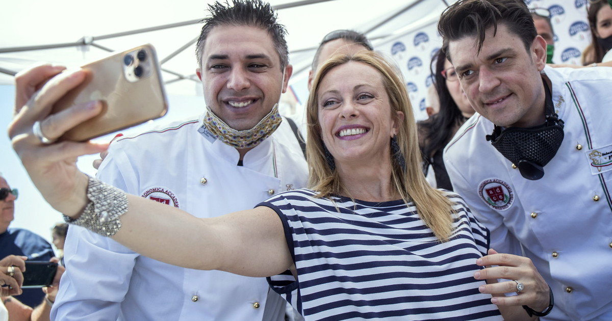 Giorgia Meloni, tam tam impazzito a Vieste: "Sta arrivando..." Giorgia Meloni, tam tam impazzito a Vieste: "Sta arrivando..."
