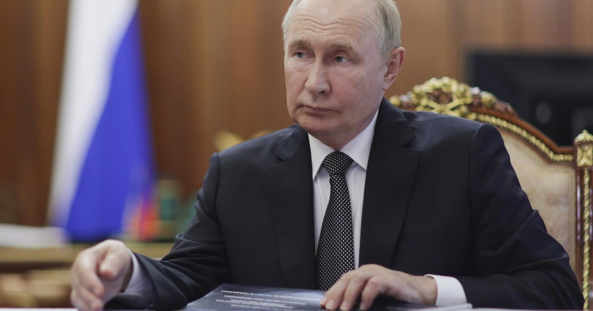 trump putin il cremlino insulta la ue imbecilli nazisti