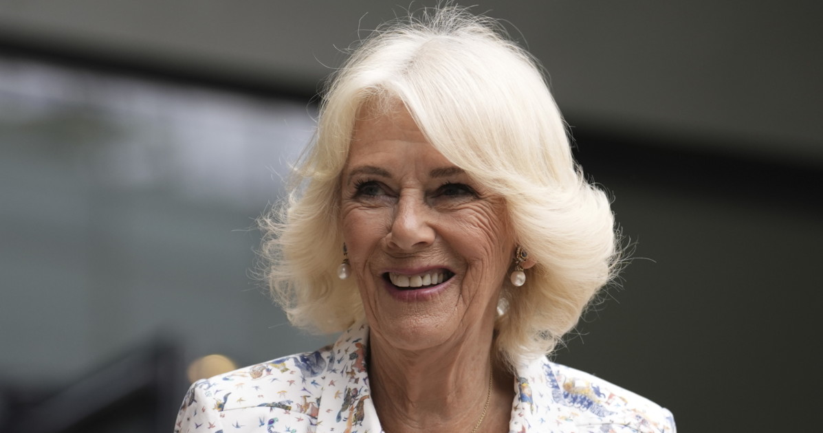 la regina camilla nella bufera beccata sullo yacht del miliardario siro saudita