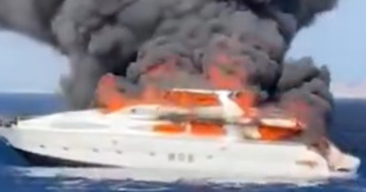 Formentera, uno yacht prende fuoco: le immagini dell