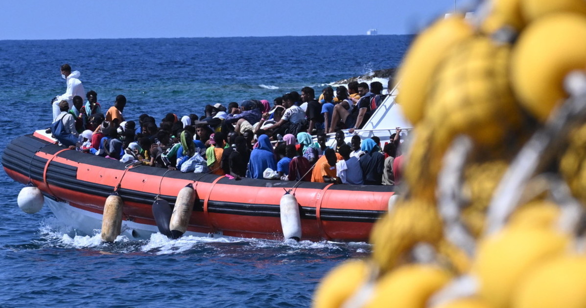 lampedusa si ribaltano due barchini di migranti oltre 20 morti