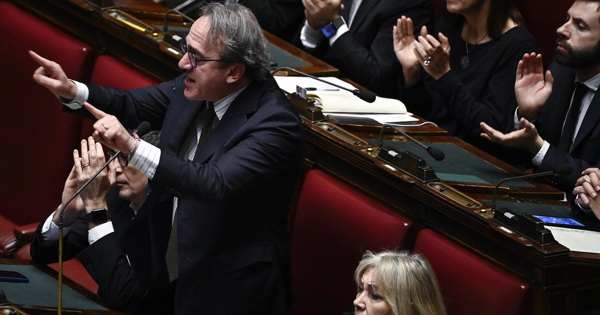 mandate in ferie il soldato bonelli anche ad agosto ci bombarda di parole