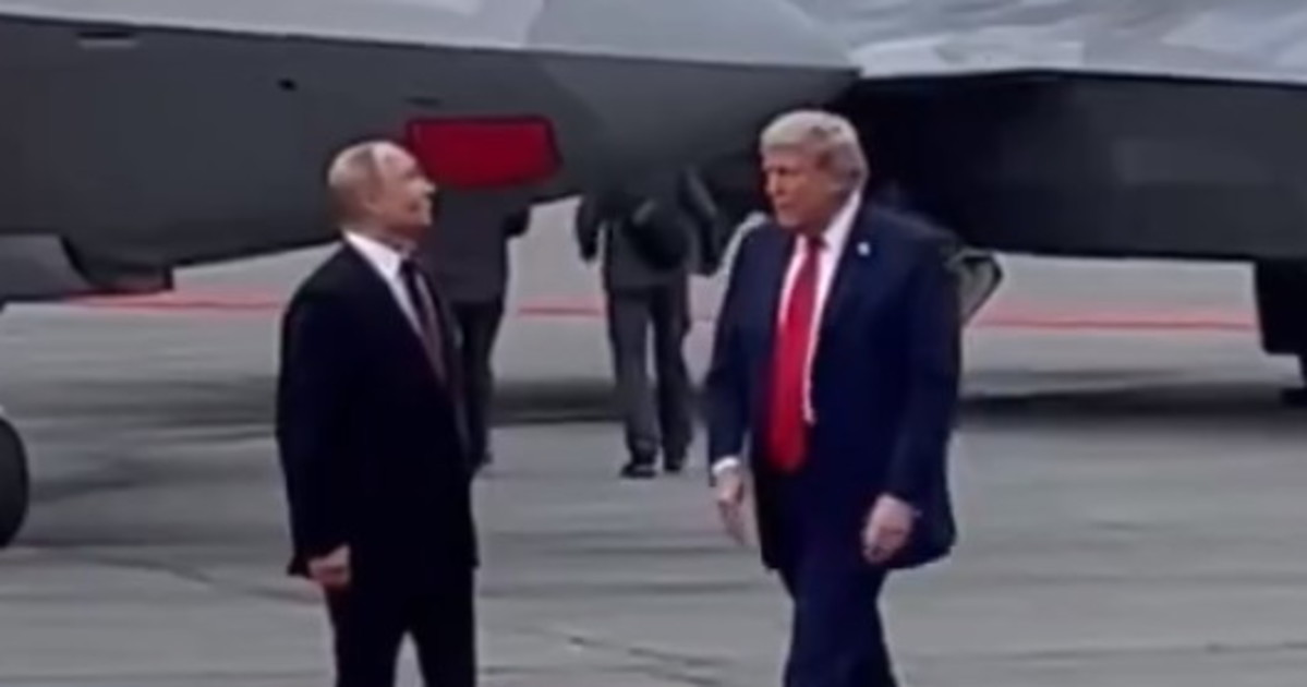 putin stringe la mano a trump e alza lo sguardo cosa stava volando sulle loro teste