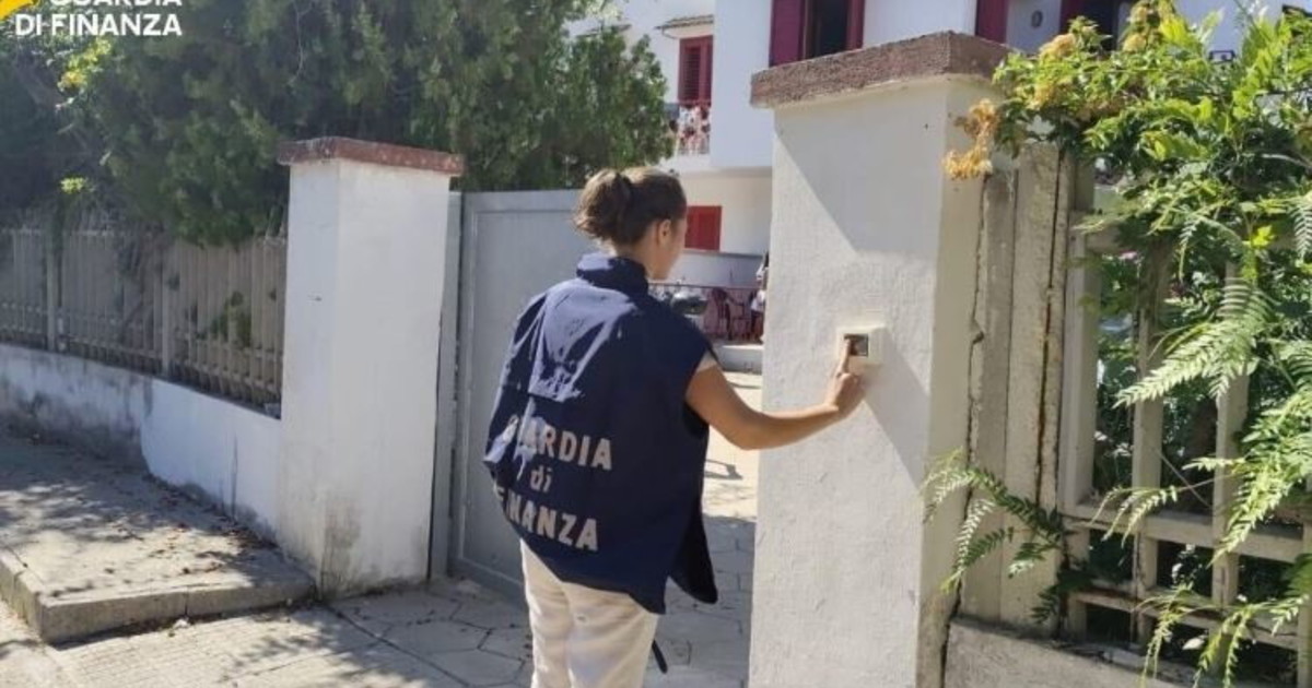 gallipoli lo scandalo delle case pollaio blitz della finanza sulle vacanze