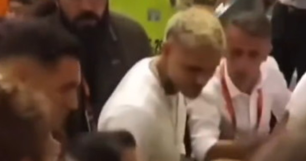 Mauro Icardi, raptus violento: tira una testata a un tifoso Mauro Icardi, raptus violento: tira una testata a un tifoso