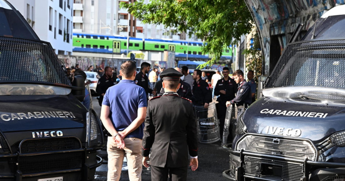 milano sgomberato il leoncavallo salvini saluta i centri sociali afuera