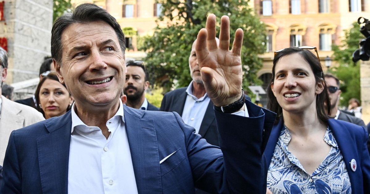 Il Pd diventa grillino e il centrodestra chiama Calenda Il Pd diventa grillino e il centrodestra chiama Calenda