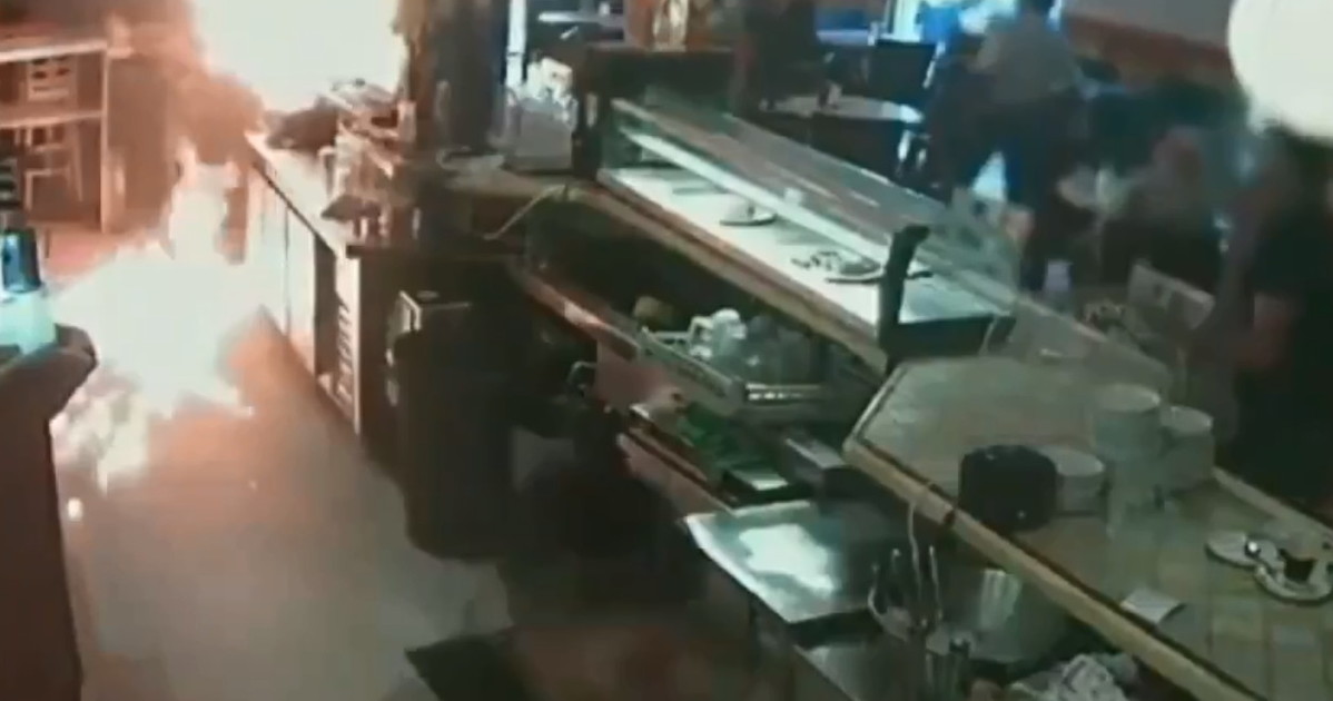 Manca la maionese nel panino? Dà fuoco al bar Manca la maionese nel panino? Dà fuoco al bar