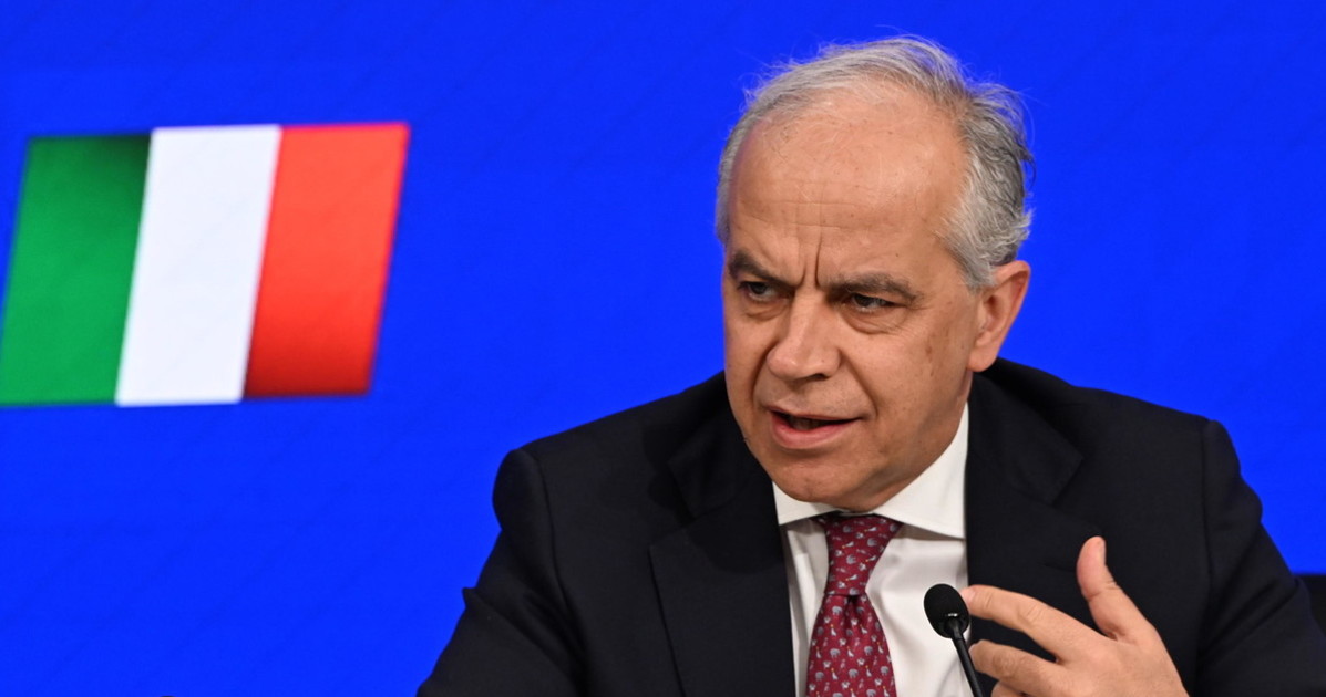 Leoncavallo, Piantedosi zittisce la sinistra: "Prima o poi tocca a Casapound" Leoncavallo, Piantedosi zittisce la sinistra: "Prima o poi tocca a Casapound"
