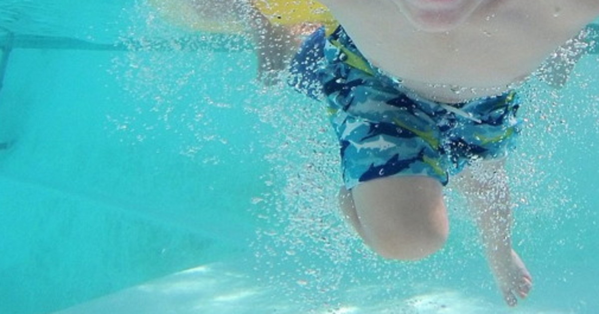 Omegna, non trovano il figlio di 3 anni nel b&b: era caduto in piscina Omegna, non trovano il figlio di 3 anni nel b&b: era caduto in piscina