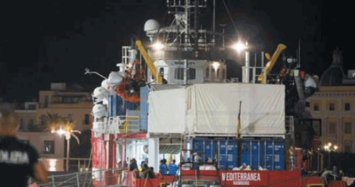 il pd sale sul barcone che viola la legge per rifilarci i migranti