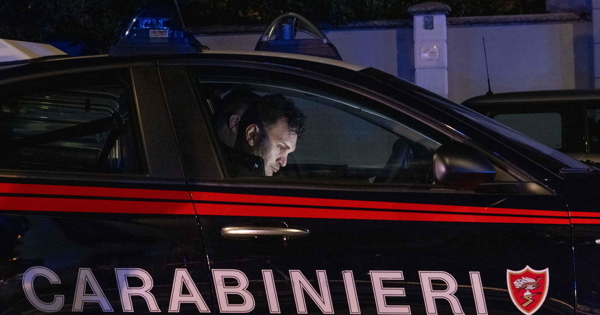 calci pugni e colpi di martello per rubare un orologio fermati