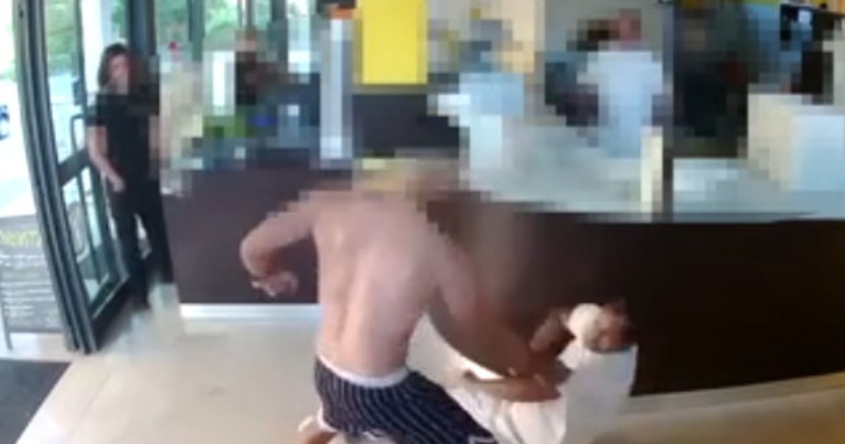Bologna, "fai una pizza di m***a" e lo massacra: video choc, chi è il balordo Bologna, "fai una pizza di m***a" e lo massacra: video choc, chi è il balordo