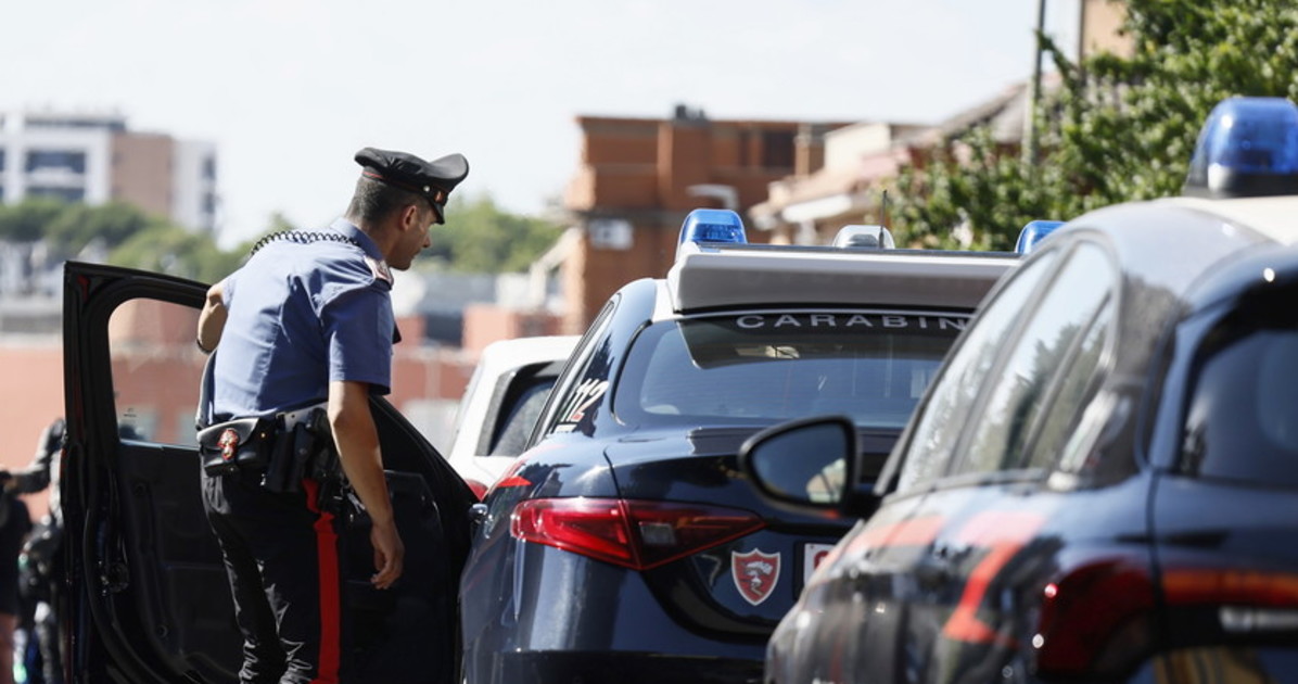 Palermo, residenti difendono il ladro: lancio di oggetti contro i carabinieri Palermo, residenti difendono il ladro: lancio di oggetti contro i carabinieri