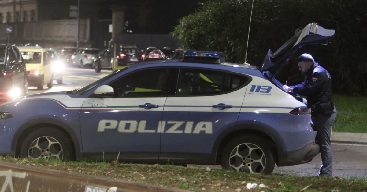 Pakistano lancia sedie e tavoli, picchia gli agenti: terrore a Desenzano Pakistano lancia sedie e tavoli, picchia gli agenti: terrore a Desenzano