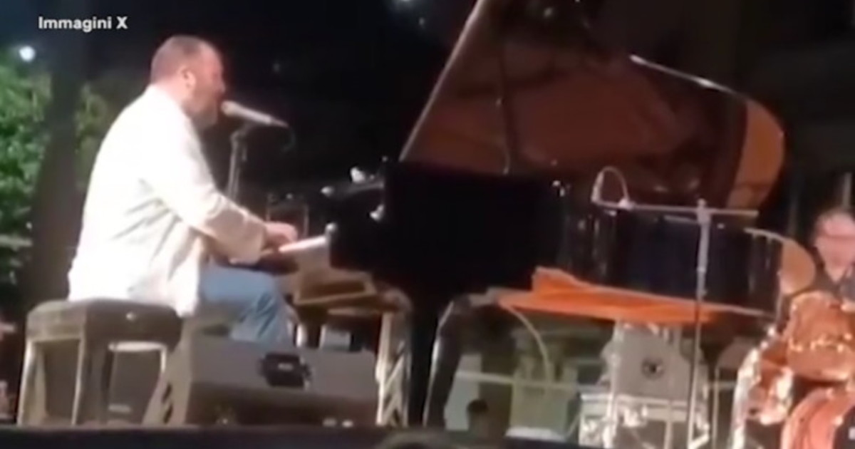 Gualazzi, tragedia sfiorata: crolla tutto al concerto Gualazzi, tragedia sfiorata: crolla tutto al concerto