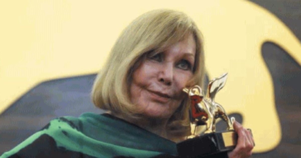 SUL LIDO ARRIVA KIM NOVAK PER RITIRARE IL LEONE D SUL LIDO ARRIVA KIM NOVAK PER RITIRARE IL LEONE D