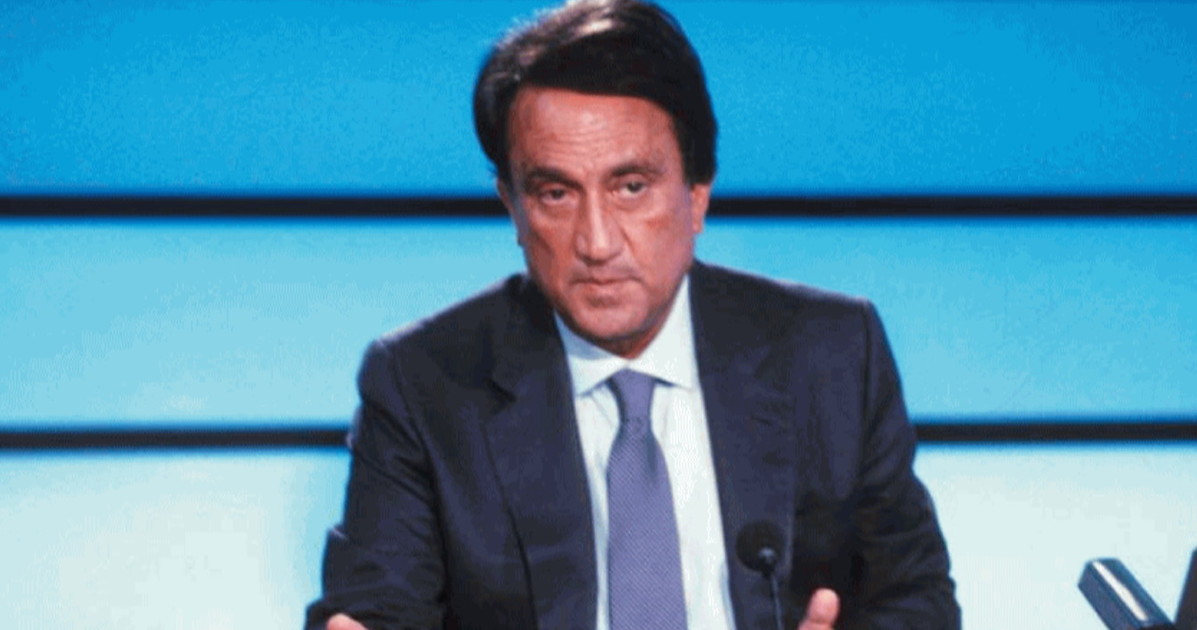 Quei calci postumi sulla storia di Emilio Fede Quei calci postumi sulla storia di Emilio Fede
