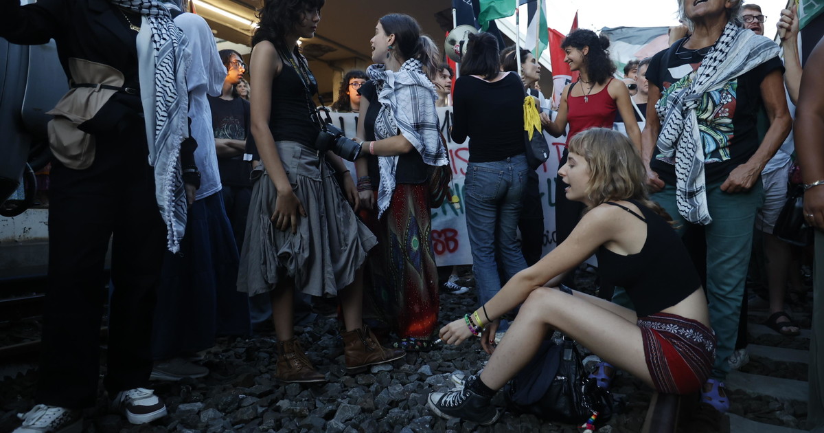 Pisa, assalto ai binari: circolazione ferma per la Flotilla Pisa, assalto ai binari: circolazione ferma per la Flotilla