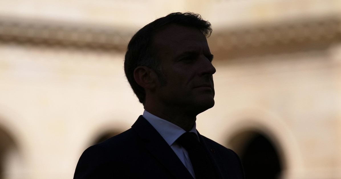 macron alla frutta la gente con i forconi