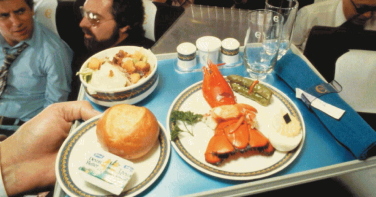 Ecco come vengono preparati i pasti che mangiamo in aereo Ecco come vengono preparati i pasti che mangiamo in aereo