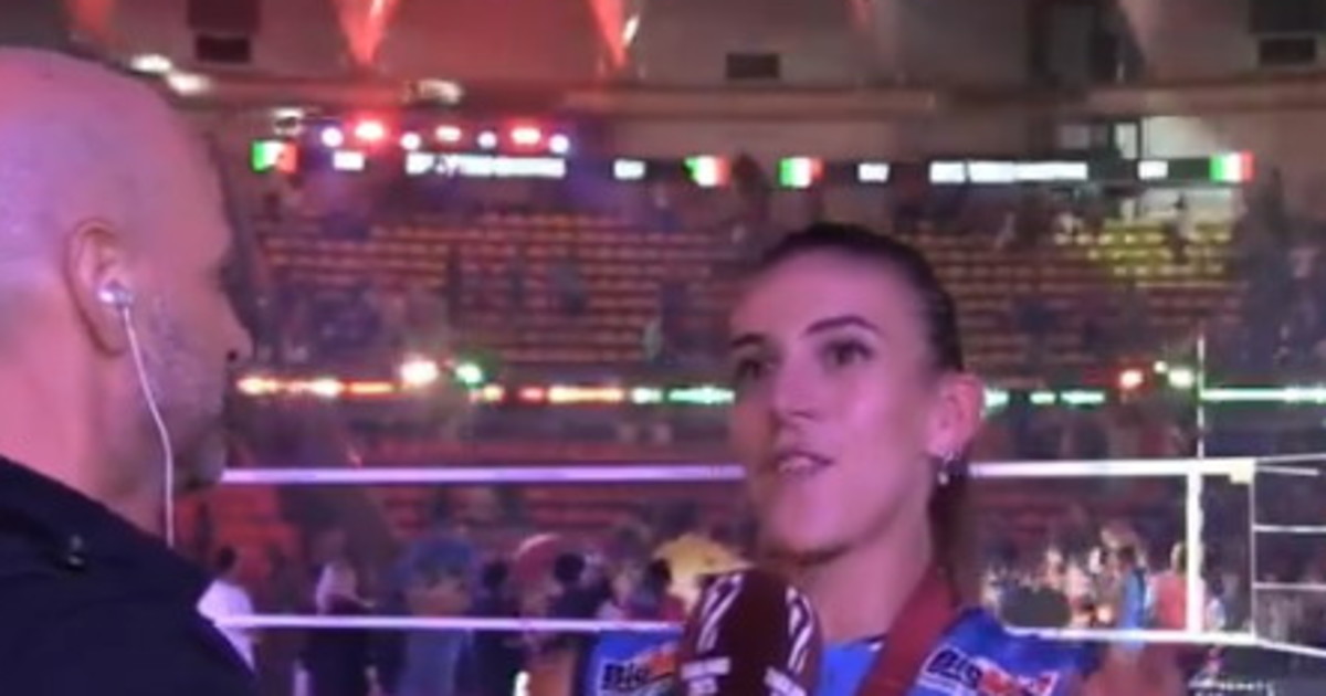 Volley, Alessia Orro incontenibile: cosa dice in diretta, giornalista in imbarazzo Volley, Alessia Orro incontenibile: cosa dice in diretta, giornalista in imbarazzo