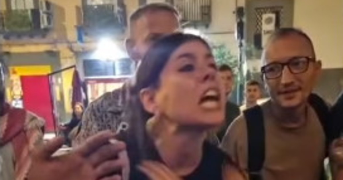 Napoli, scoppia la rissa tra Borrelli e Potere al Popolo per una sigaretta Napoli, scoppia la rissa tra Borrelli e Potere al Popolo per una sigaretta