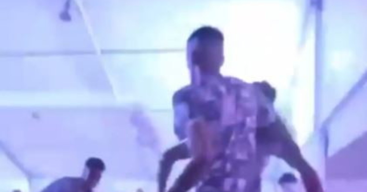 Lodi, lanci di bottiglie e minacce col machete Maxi rissa alla Festa dell’Unità Lodi, lanci di bottiglie e minacce col machete Maxi rissa alla Festa dell’Unità