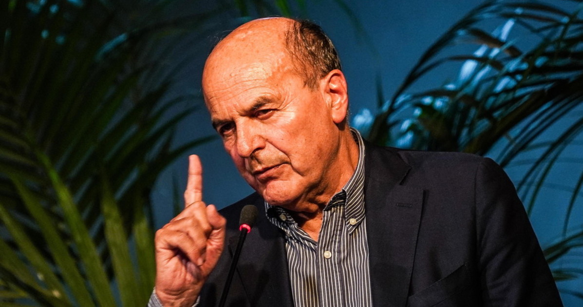Pier Luigi Bersani attacca Meloni, FdI insorge: "Hai perso la ragione"