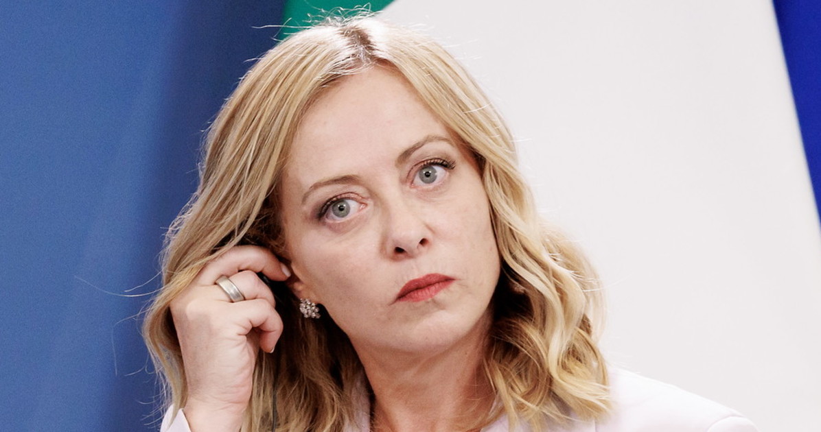 Meloni smonta la sinistra sul volo di Stato: "Donna e madre"