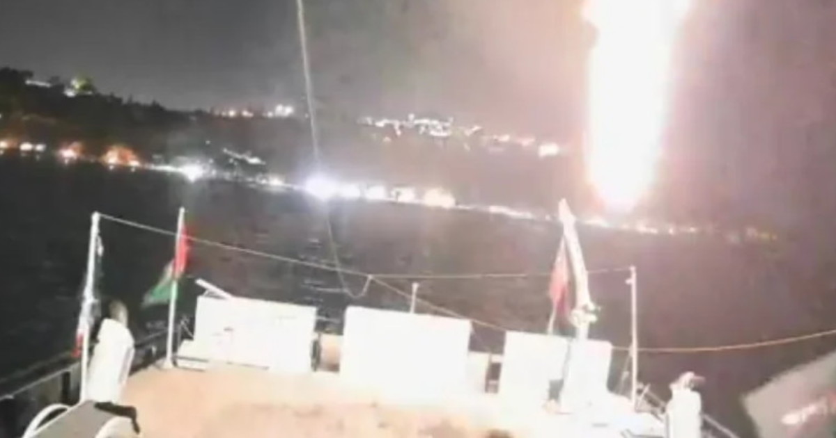 Flotilla, colpita una seconda nave: altro "razzetto" e incendio a bordo Flotilla, colpita una seconda nave: altro "razzetto" e incendio a bordo