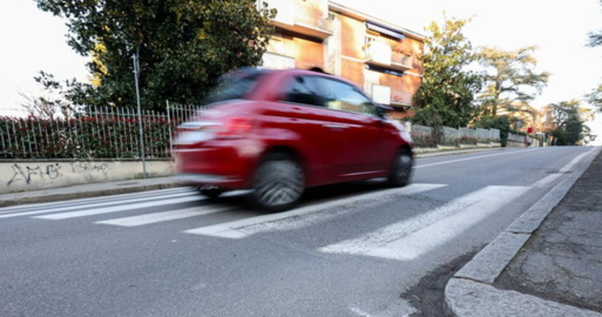 bologna fuggono dalla polizia e si schiantano contro un palo un morto