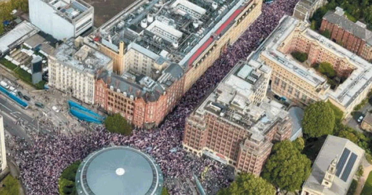Le strade di Londra piene per Charlie e per la libertà Le strade di Londra piene per Charlie e per la libertà