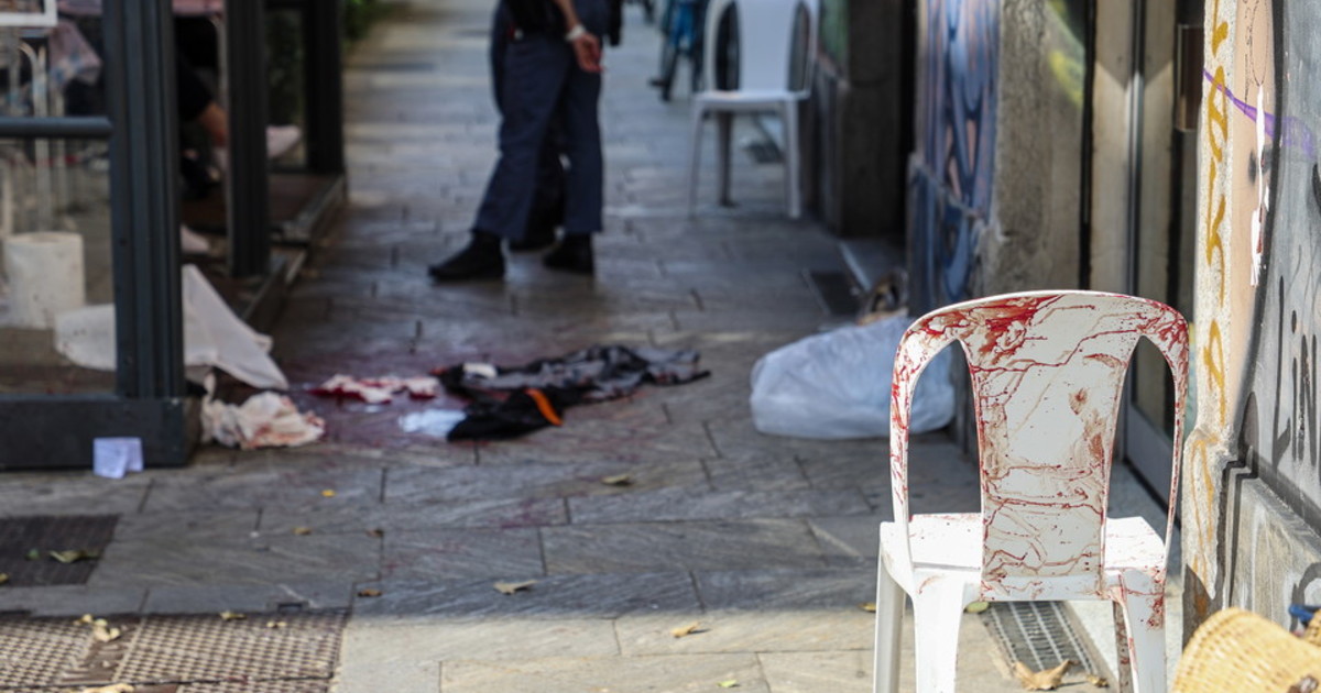 Milano, rincorre un uomo per strada e lo colpisce con un machete Milano, rincorre un uomo per strada e lo colpisce con un machete
