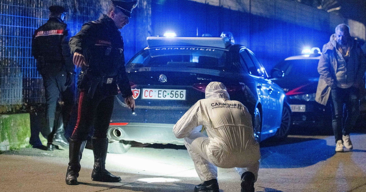 Si lancia dal balcone: centra e uccide una donna, Milano sotto choc Si lancia dal balcone: centra e uccide una donna, Milano sotto choc