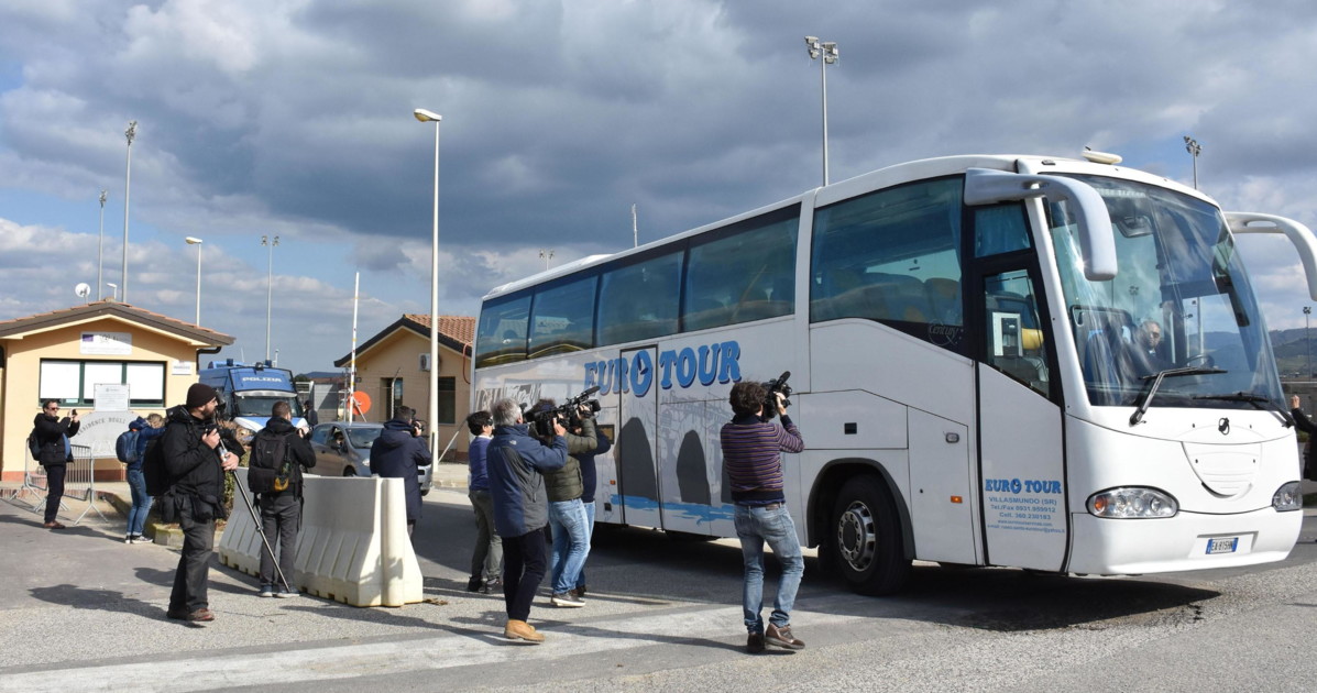 caltagirone troppa attesa sfascia il bus e aggredisce tutti africano semina il panico