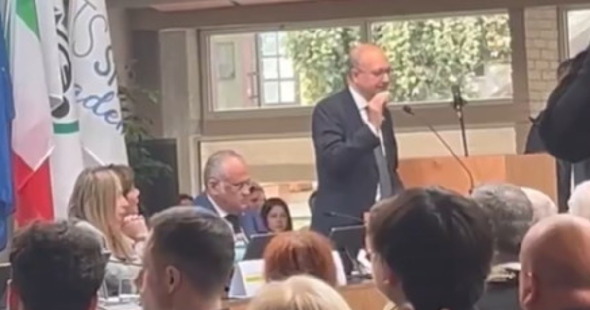 Valditara contestato a Fermo: "Bella ciao!", ma vengono cacciati dai presenti