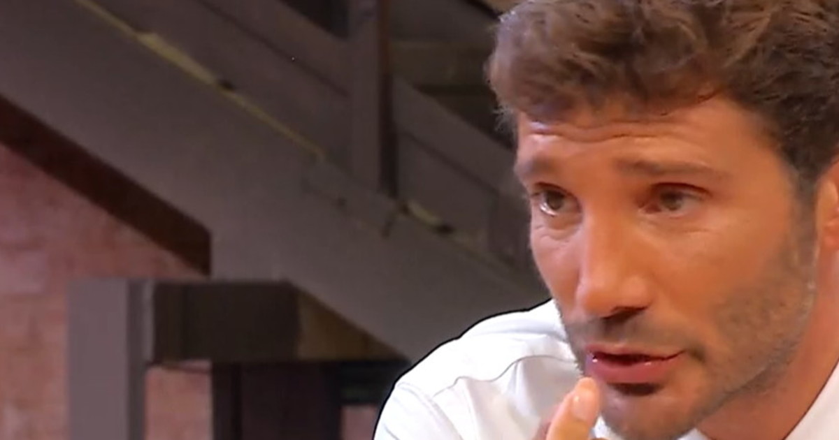 Affari Tuoi, De Martino sbotta: "Lei è un cretino". Colpa della "Ruota della Fortuna"...