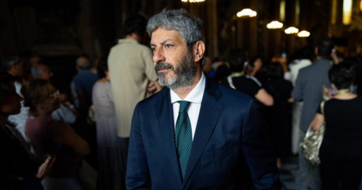 Roberto Fico disperato: accende un cero per trovare candidati Roberto Fico disperato: accende un cero per trovare candidati