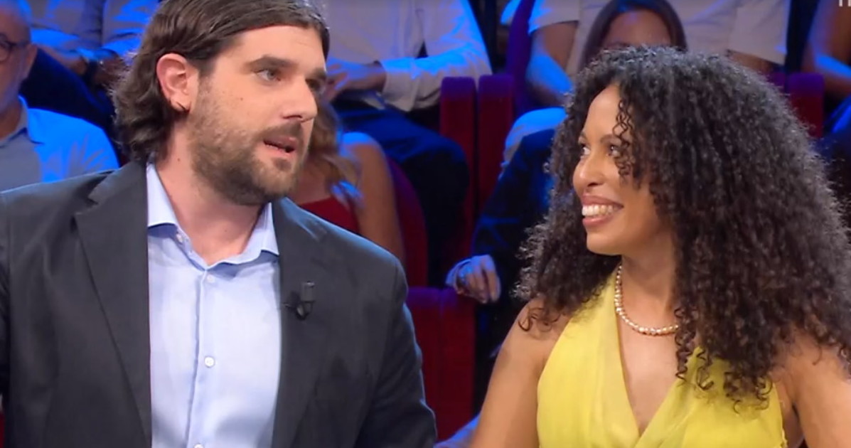 Affari Tuoi, insulti al fidanzato di Rossella: "Inutile, portasfortuna, pieno di gel" Affari Tuoi, insulti al fidanzato di Rossella: "Inutile, portasfortuna, pieno di gel"
