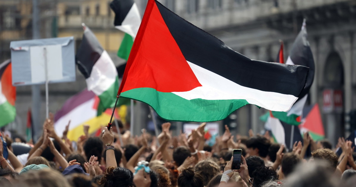 Sciopero per Gaza, orrore al corteo di Imperia: la maglietta che inneggia alle Br